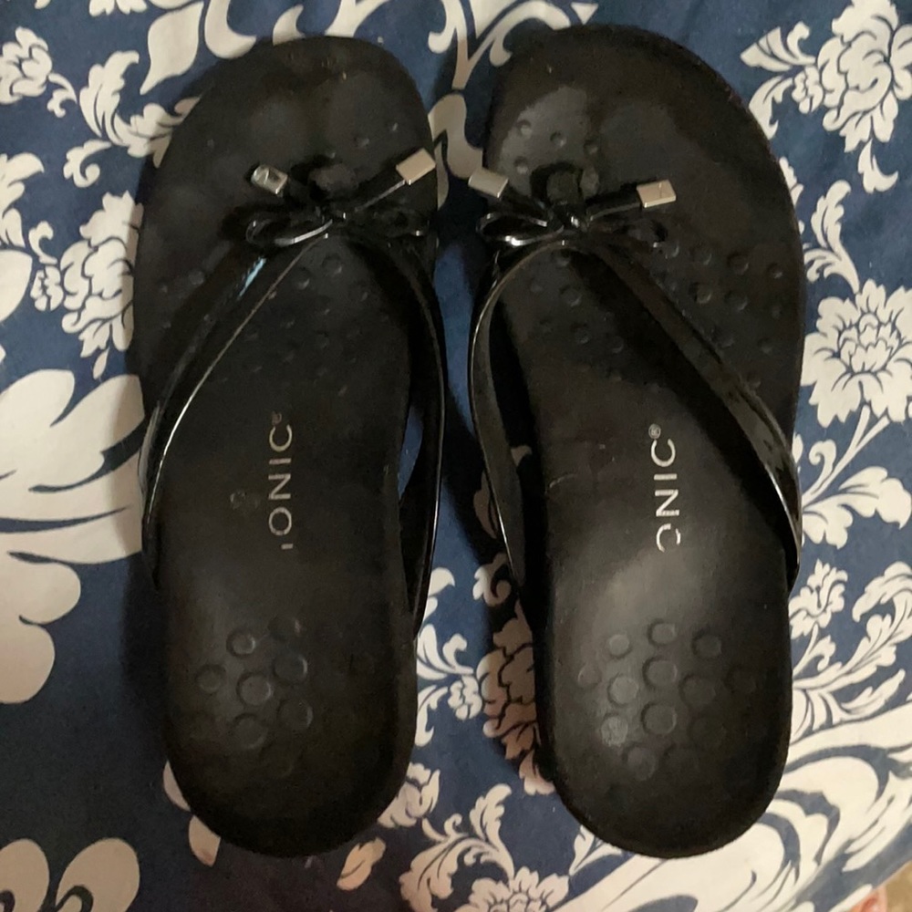 Black vionic flip flops size 6